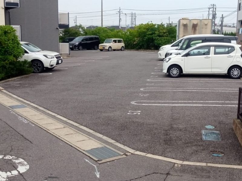 レオパレス祢宜町 駐車場