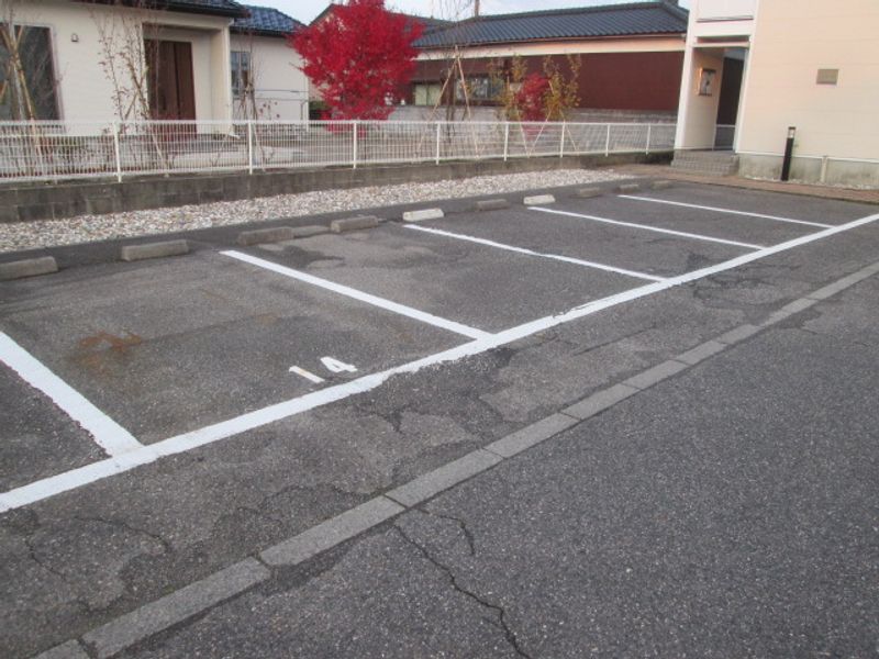 レオパレスグレープヴァイン 駐車場