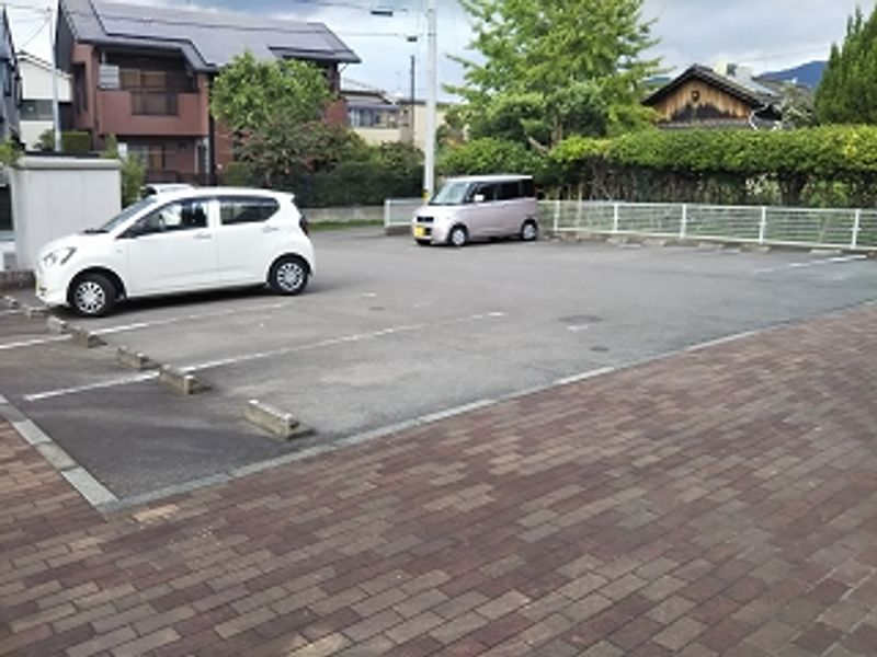 レオパレスヴェルデ 駐車場