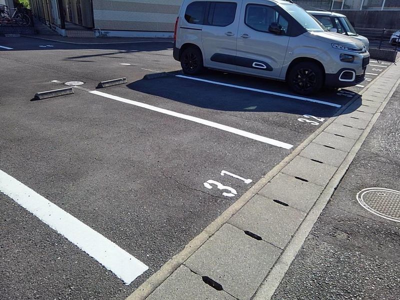 レオパレスメーテルベ 駐車場
