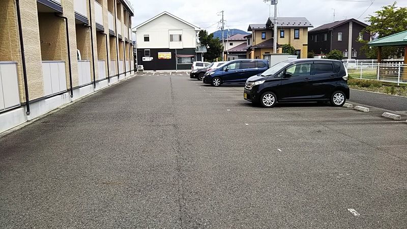 レオパレスコンフォートピエール 駐車場
