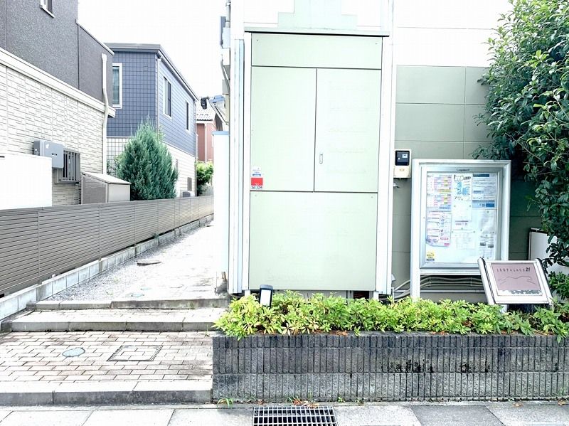 レオパレスゼオン エントランス