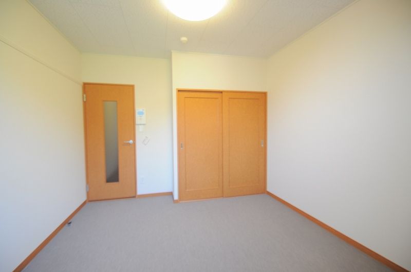 レオパレス三原 居間