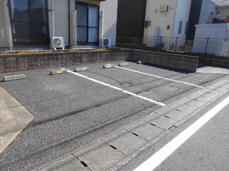 レオパレスビーンズ 駐車場