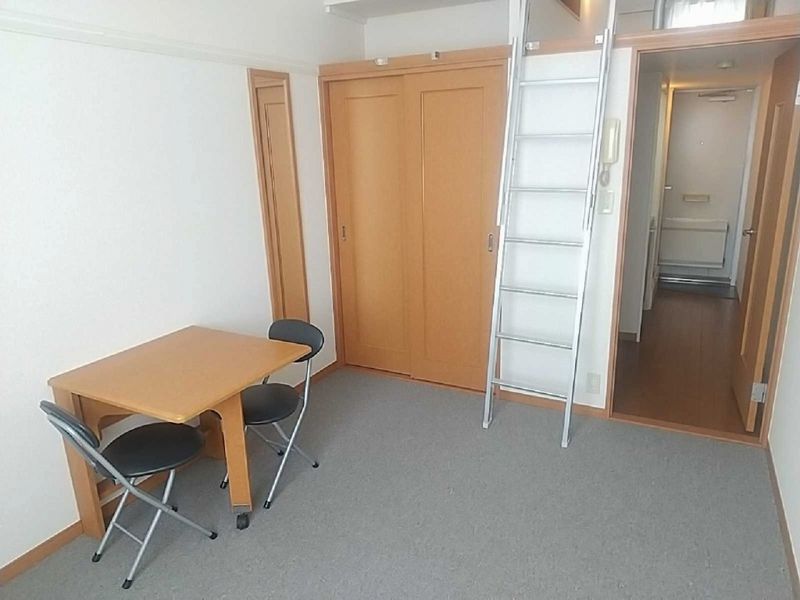 レオパレス屋敷山 居間