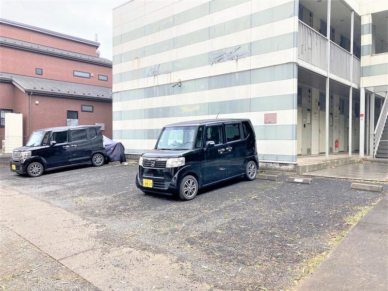 レオパレスドールパーク 駐車場