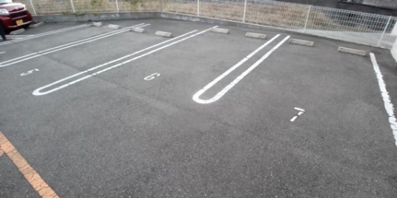 レオネクスト勝山 駐車場