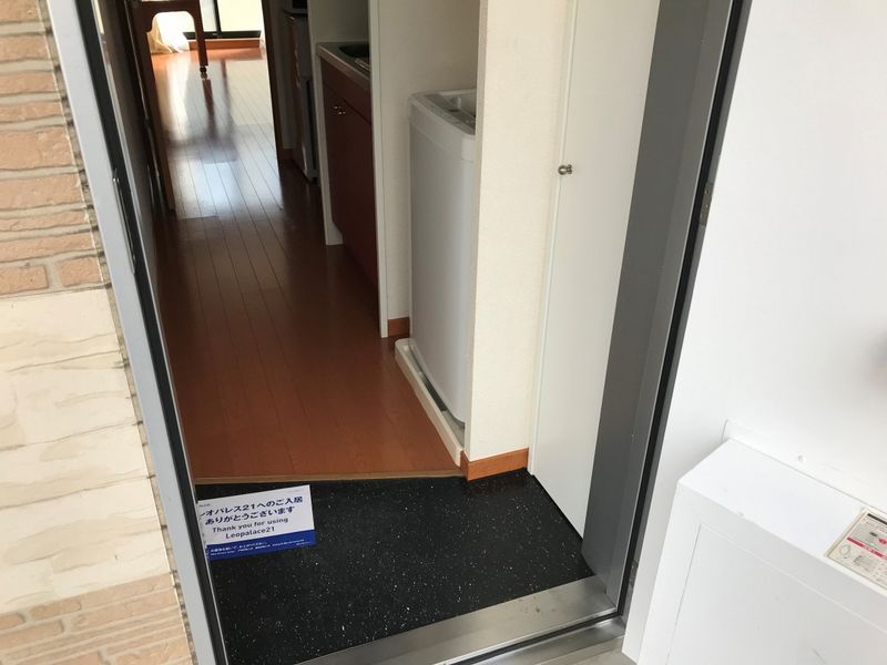 レオパレスメープル 玄関
