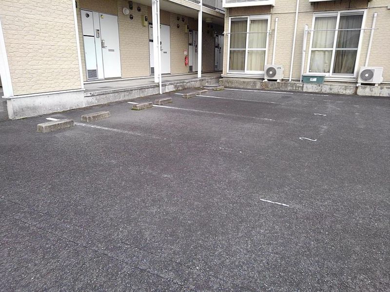レオパレスアーク 駐車場