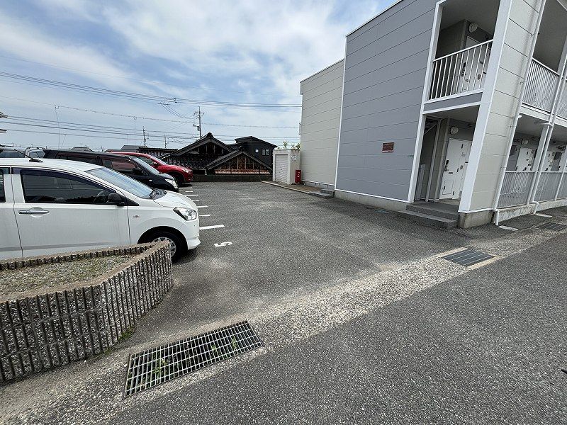 レオパレスルミエール王司 駐車場