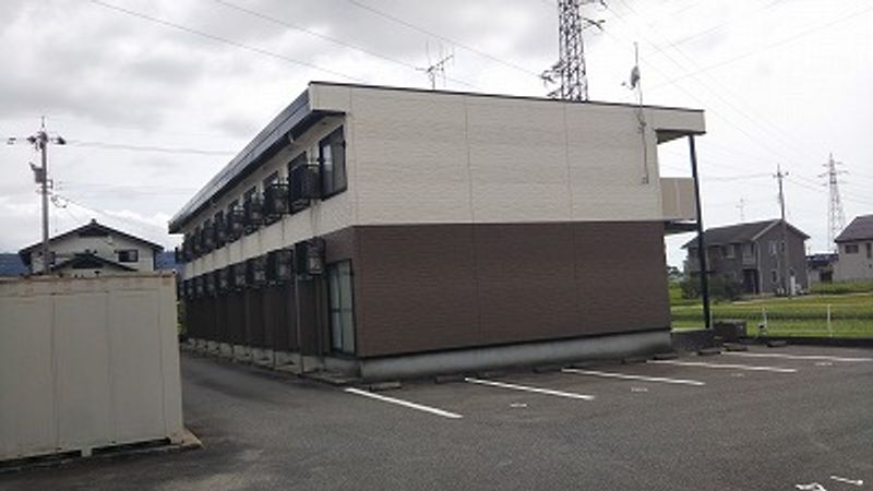 レオパレスジュリー 駐車場