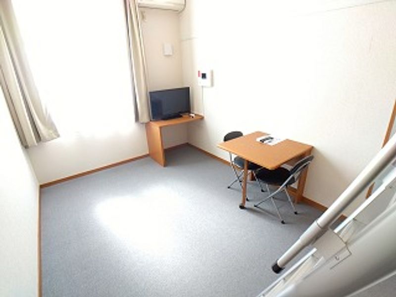 レオパレスフォレストビラ 居間