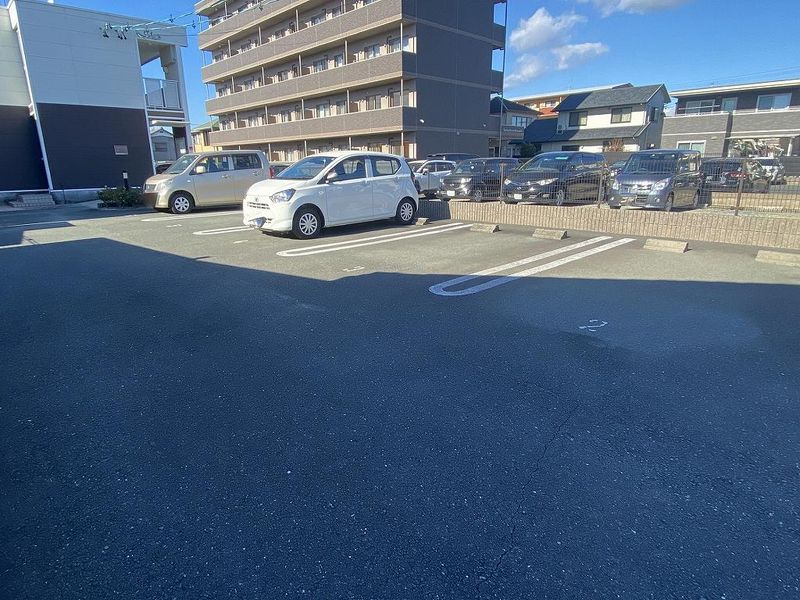 レオパレスエスト 駐車場
