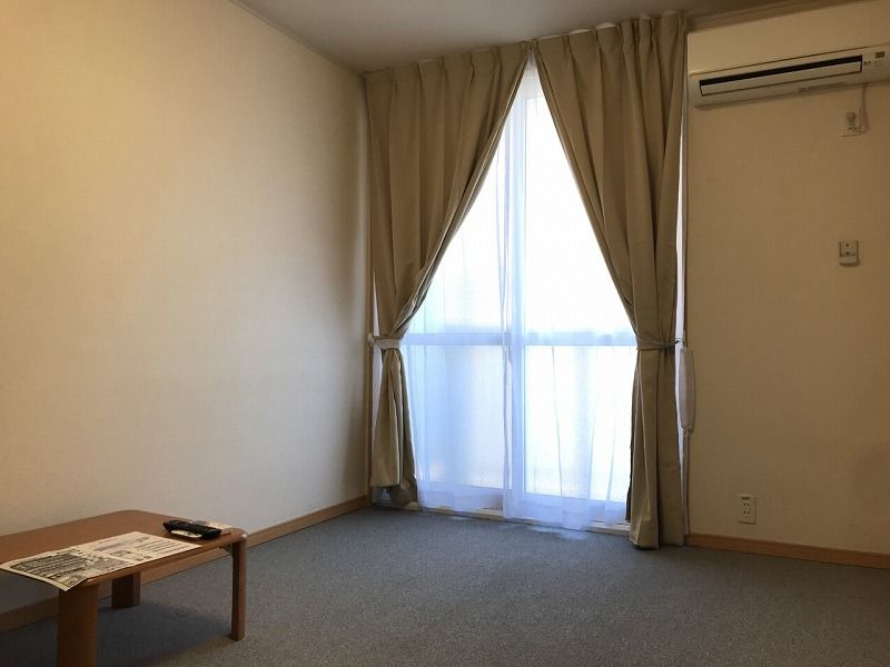 レオパレスファーストコートユウ 居間