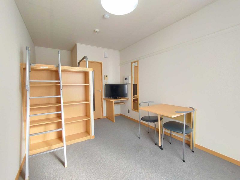 レオパレスサンクフルコート 居間