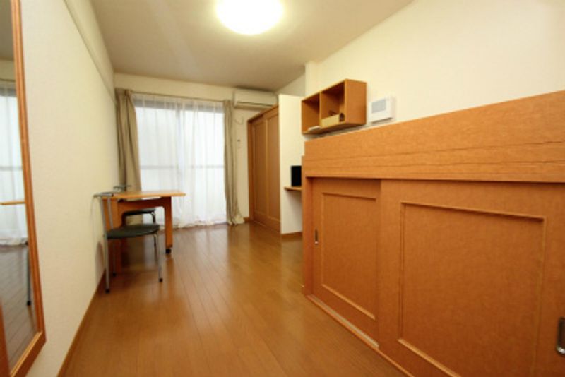 レオパレスコンフォール森前 居間