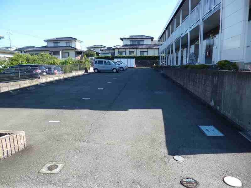 レオパレスフローラル合志館 駐車場