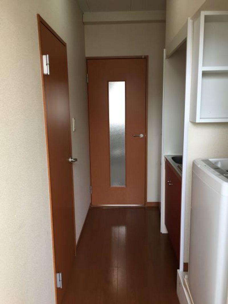 レオパレスレザン 玄関