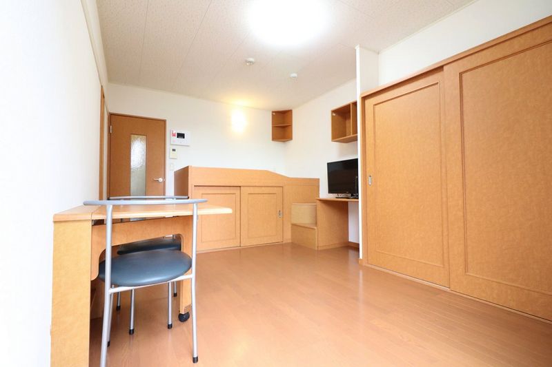 レオパレス三ツ矢元町 居間