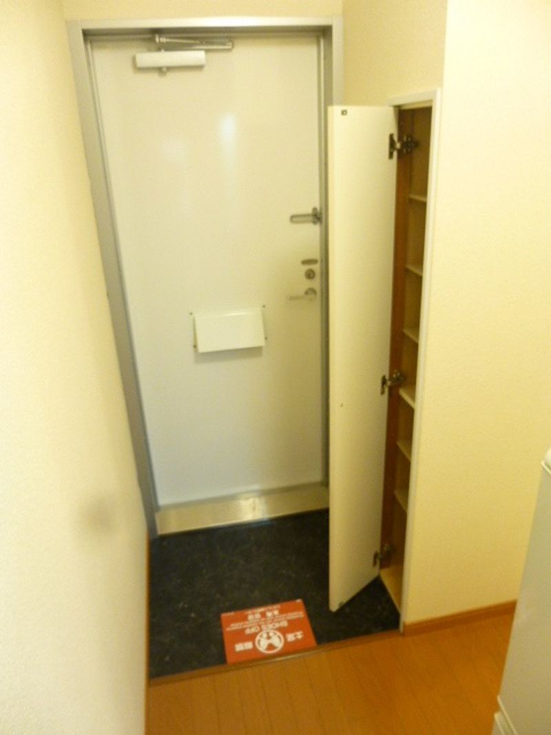 レオパレスあずみの森 玄関