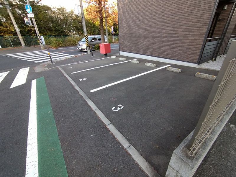 レオネクストシャーロット 駐車場