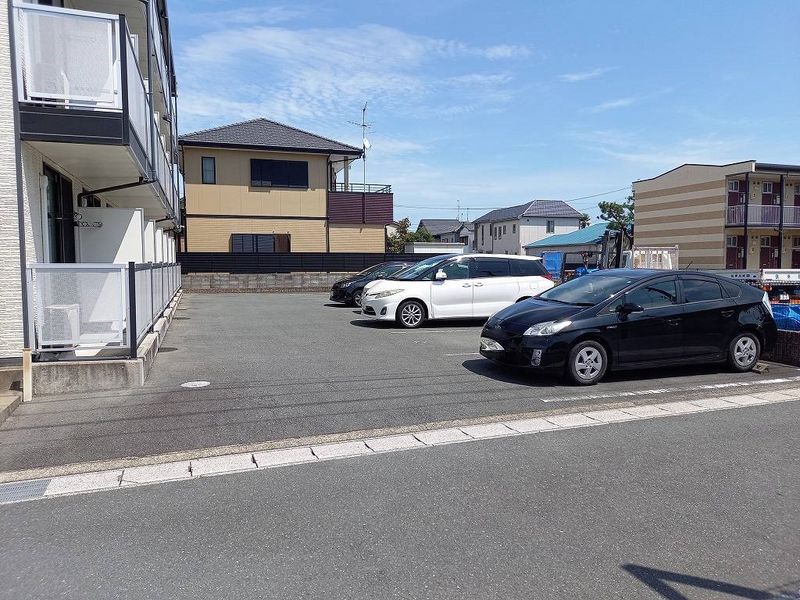 レオパレスレオニーズ 駐車場