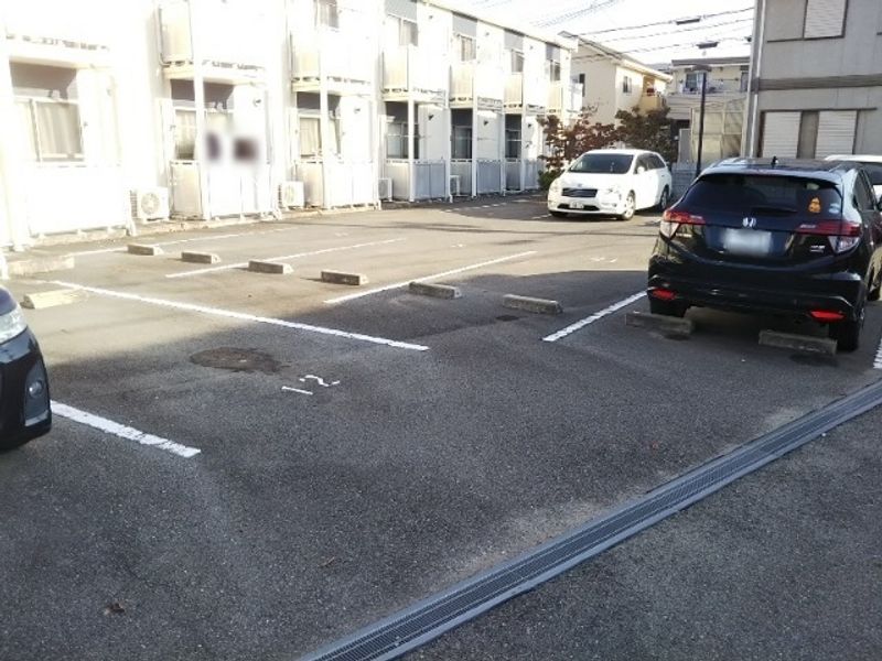 レオネクストアウリィ 駐車場