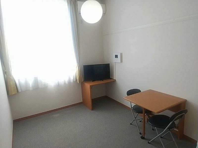 レオパレス屋敷山 居間