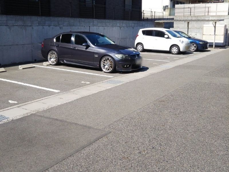 レオネクスト千世 駐車場