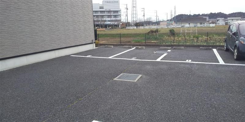 レオパレスフォンティーヌ 駐車場
