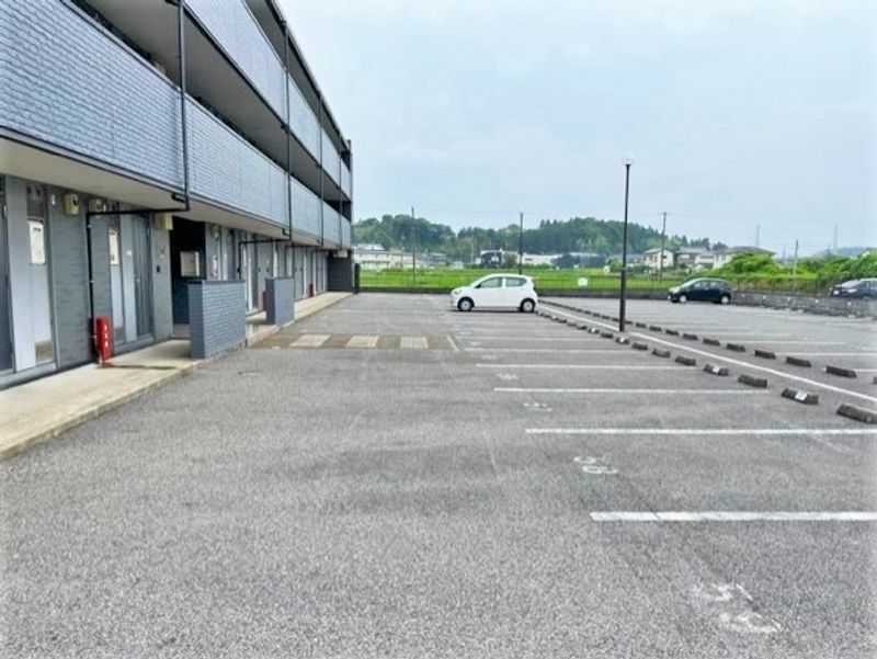 レオパレスＨＡＴＵＳＩＢＡ 駐車場