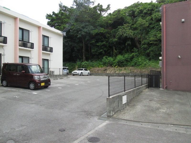 レオパレス我那覇ヒルズ 駐車場