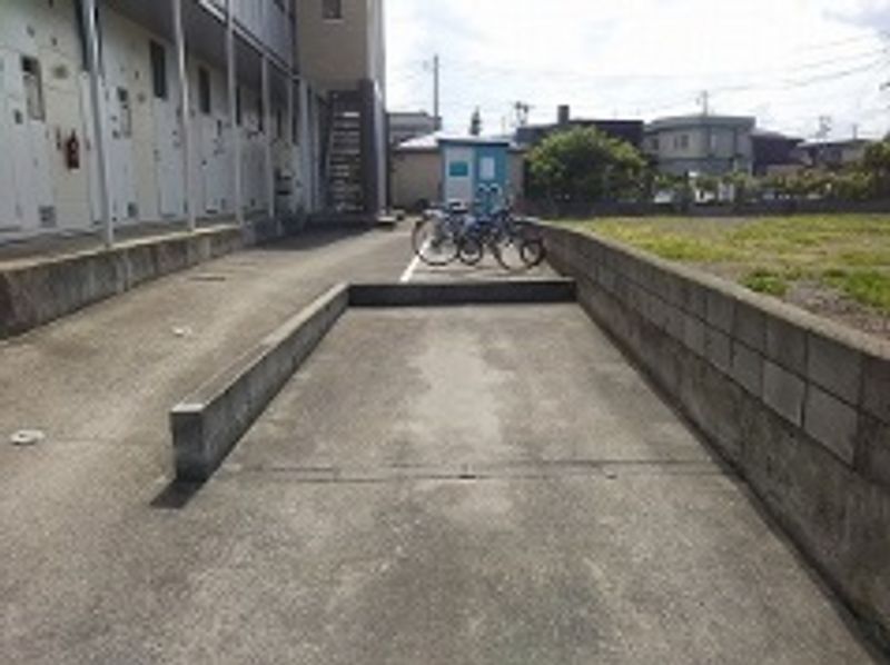 レオパレス明の星 駐車場