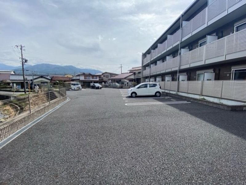 クレイノＡＯＫＩ 駐車場