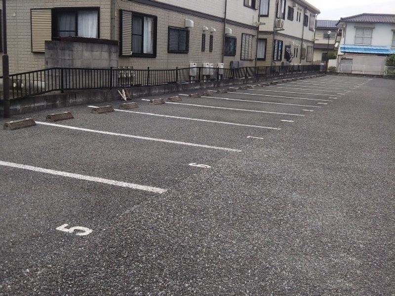 レオネクスト入地 駐車場