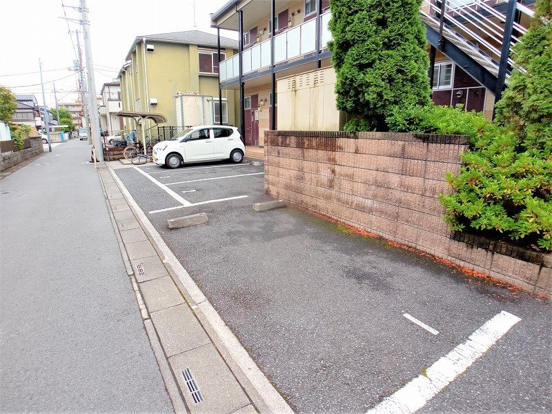 レオパレス千秋 駐車場