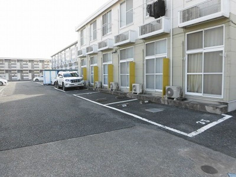 レオパレスアムールⅢ 駐車場