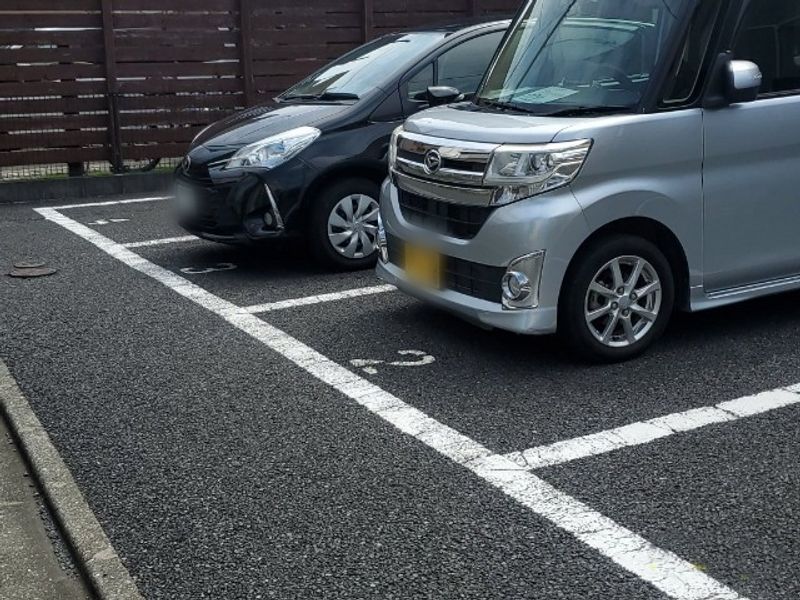 レオパレスグルーテンＣ 駐車場