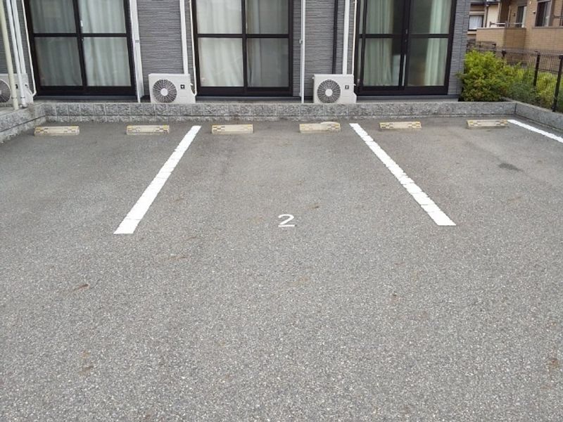 レオパレス翼Ⅴ 駐車場