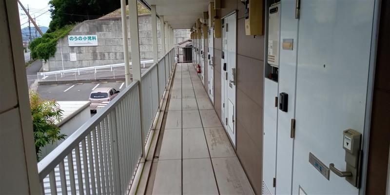レオパレス瀬戸 玄関