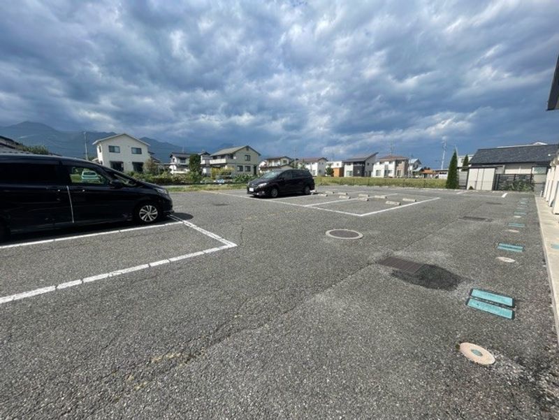 レオパレス穂高 駐車場