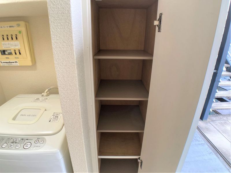 レオパレスひかり 玄関