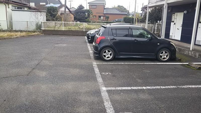 レオパレスリベェールヤマダ２ 駐車場