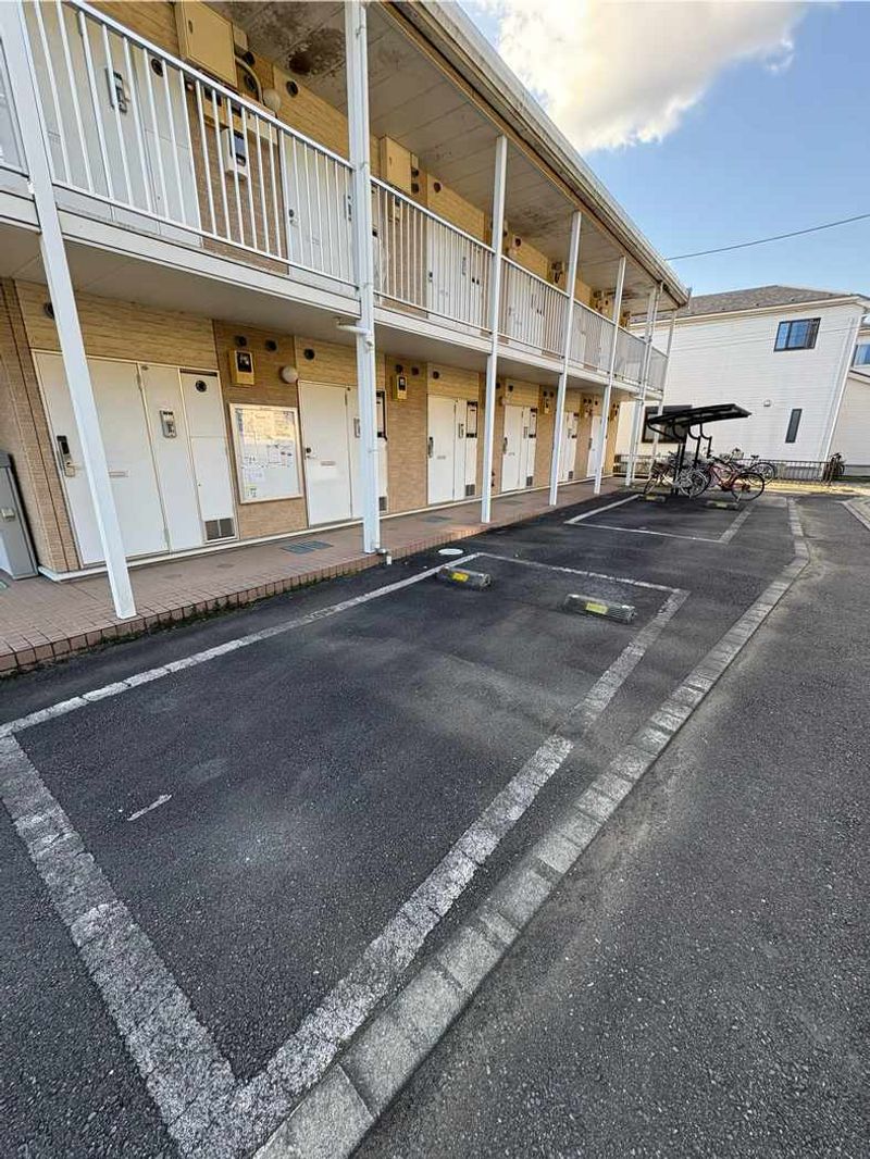 レオパレスサンフォレスト嵐 駐車場