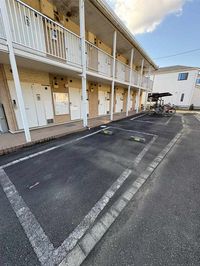 レオパレスサンフォレスト嵐 駐車場