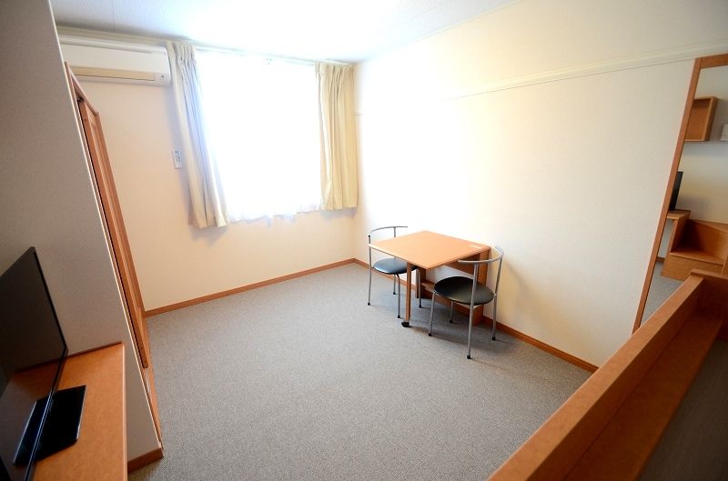 レオパレスアール 居間
