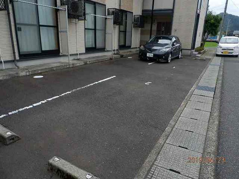 レオパレスシャルマン 駐車場