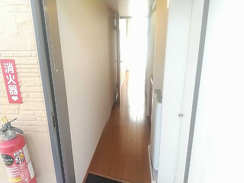 レオパレスわかば 玄関