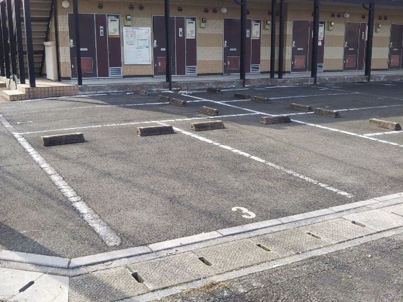 レオパレスクルール　つばき 駐車場