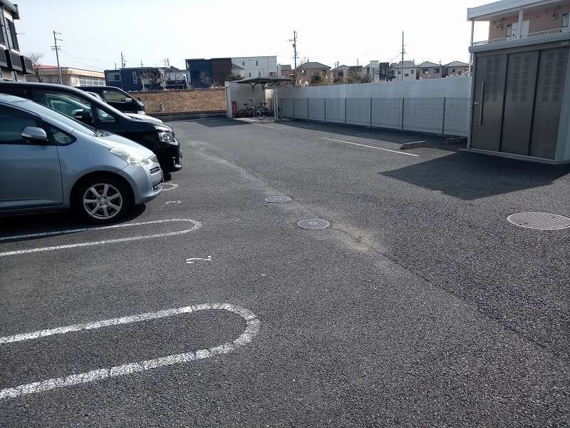 レオパレスドマーニ　サルーテ 駐車場